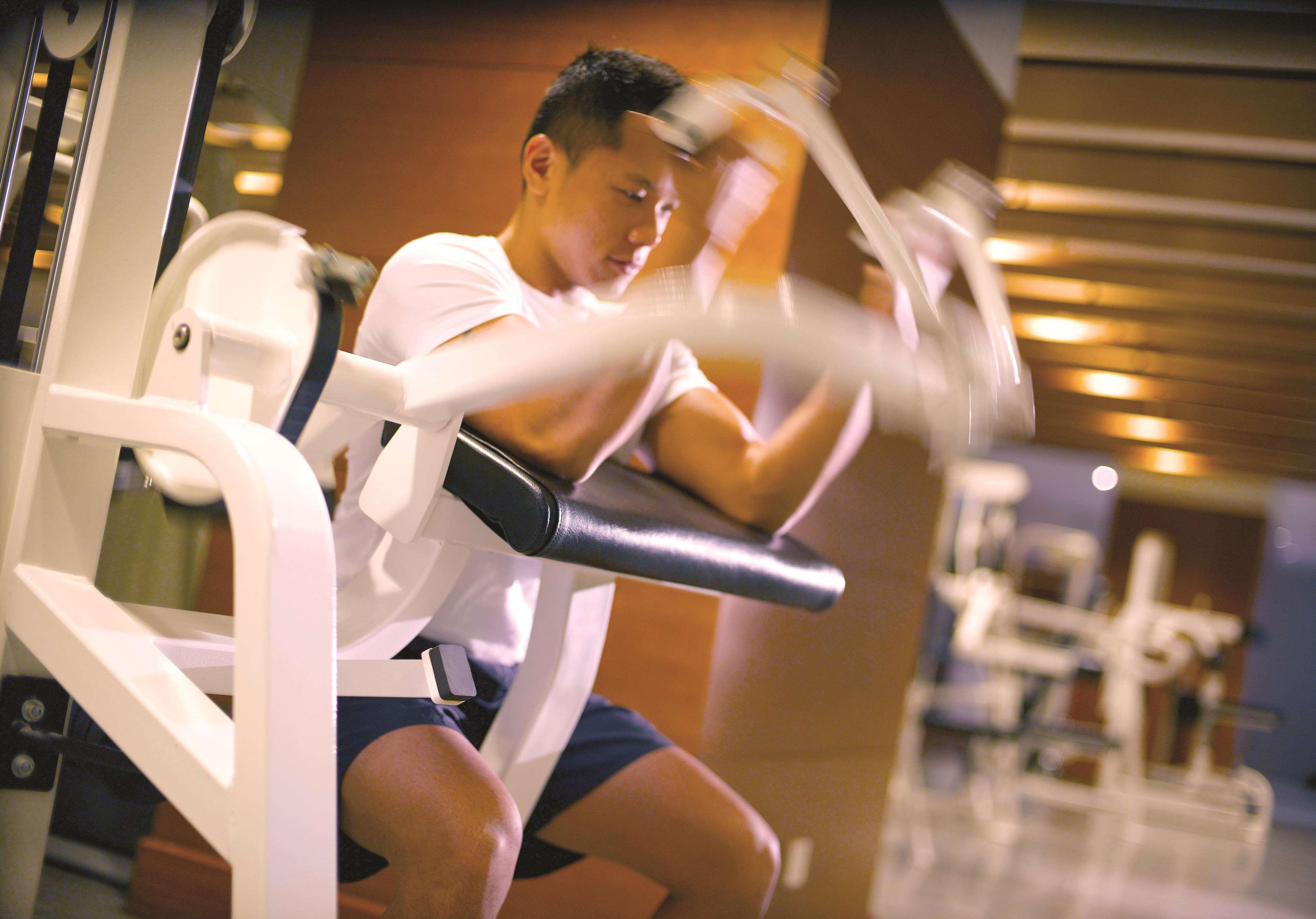 Fairmont Singapore Ξενοδοχείο Εξωτερικό φωτογραφία A man using a Nautilus machine