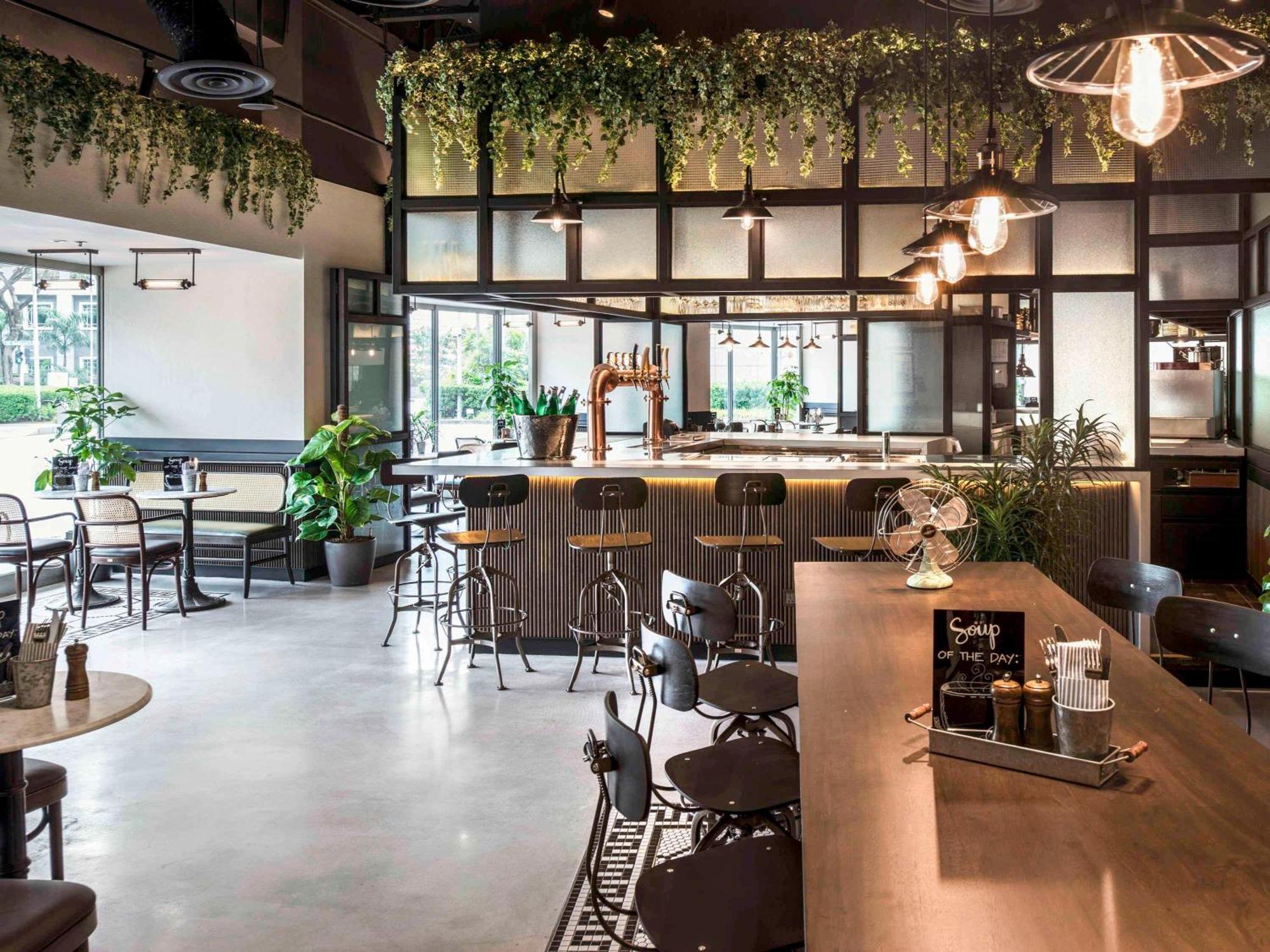 Fairmont Singapore Ξενοδοχείο Εξωτερικό φωτογραφία The interior of a Starbucks Reserve store in Tokyo, Japan