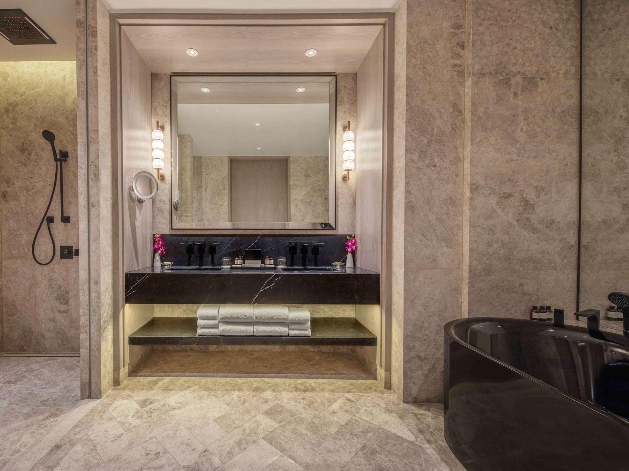 Fairmont Singapore Ξενοδοχείο Εξωτερικό φωτογραφία Bathroom