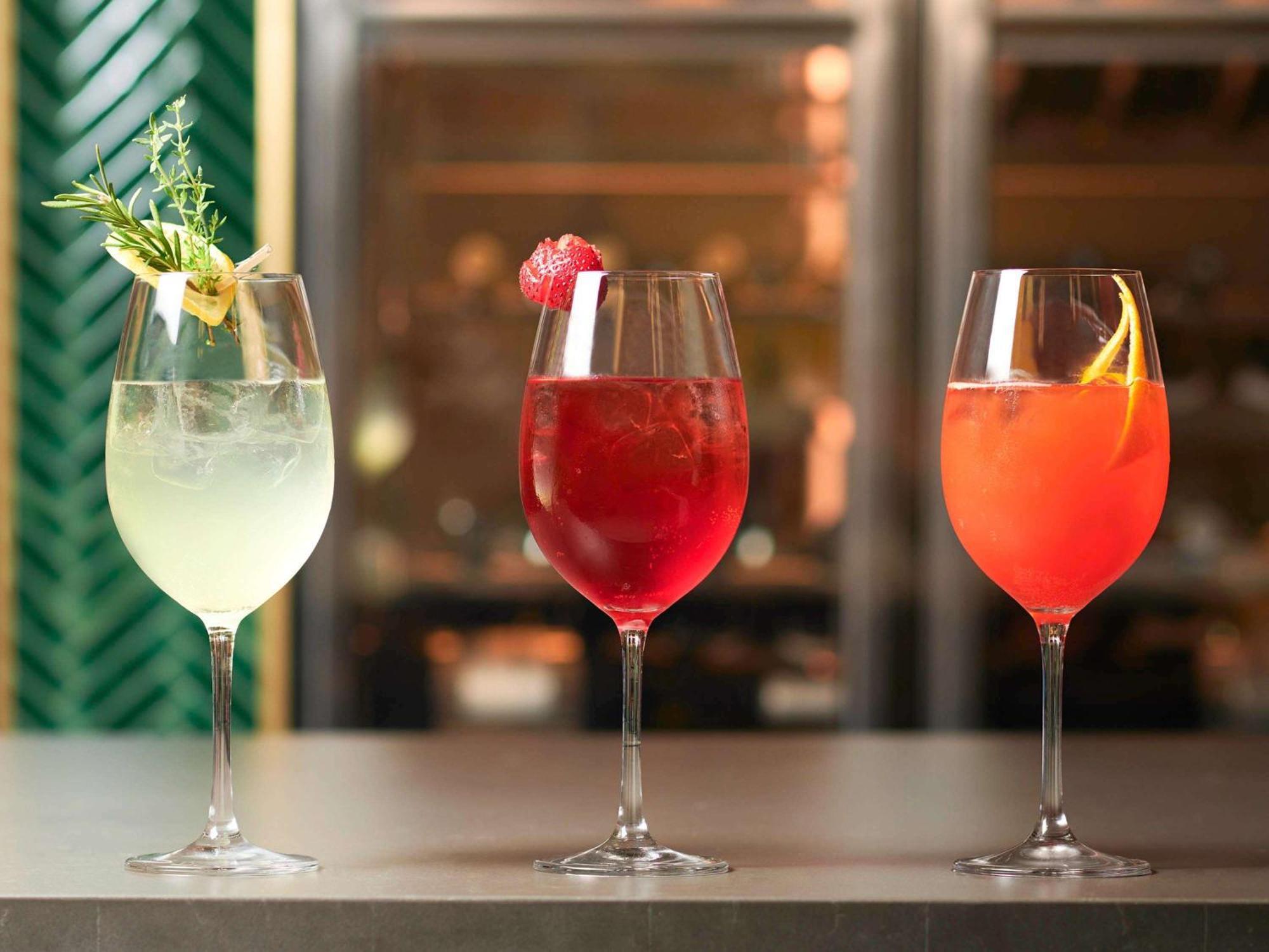 Fairmont Singapore Ξενοδοχείο Εξωτερικό φωτογραφία Three different types of spritz