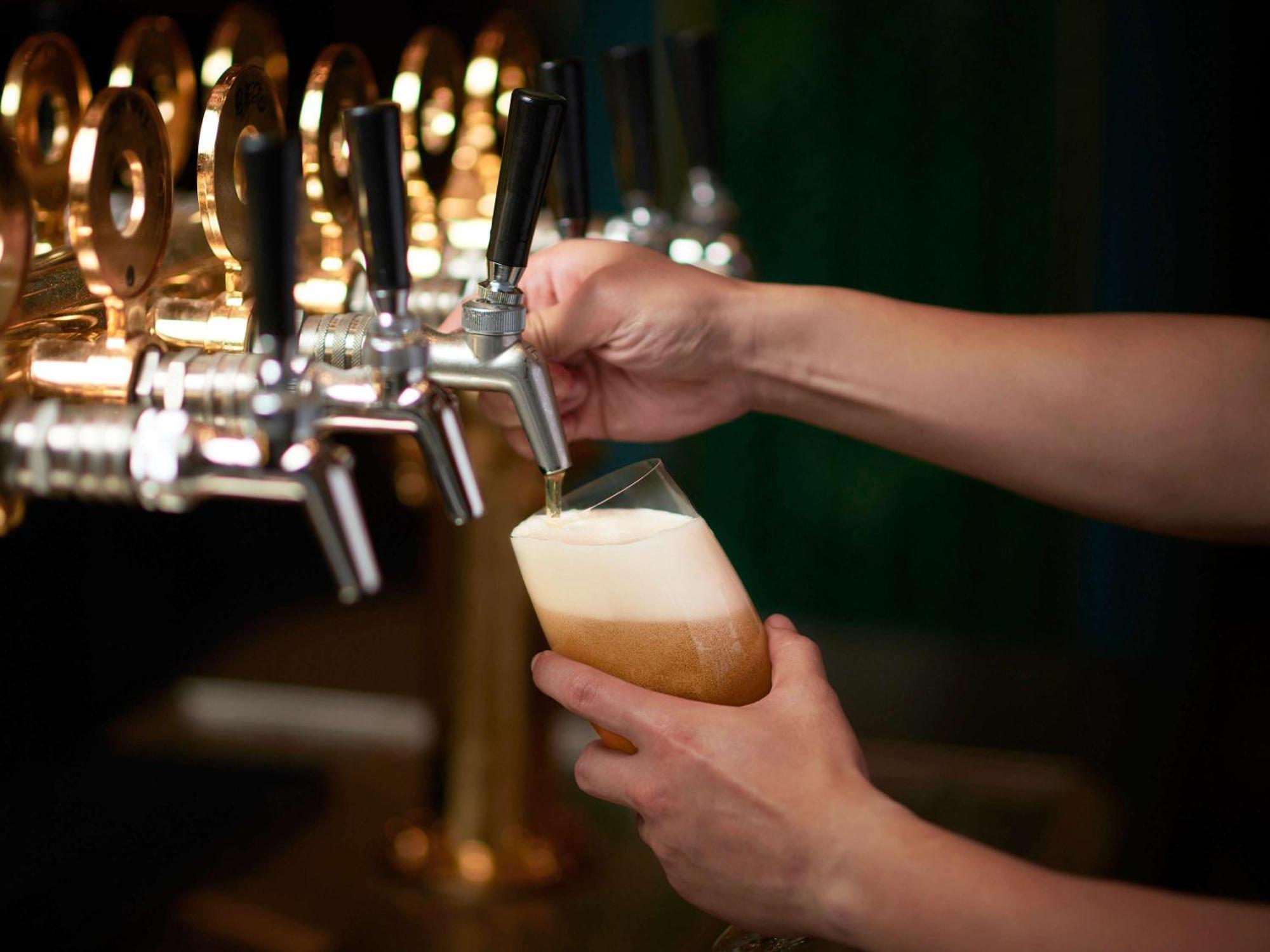 Fairmont Singapore Ξενοδοχείο Εξωτερικό φωτογραφία Beer taps